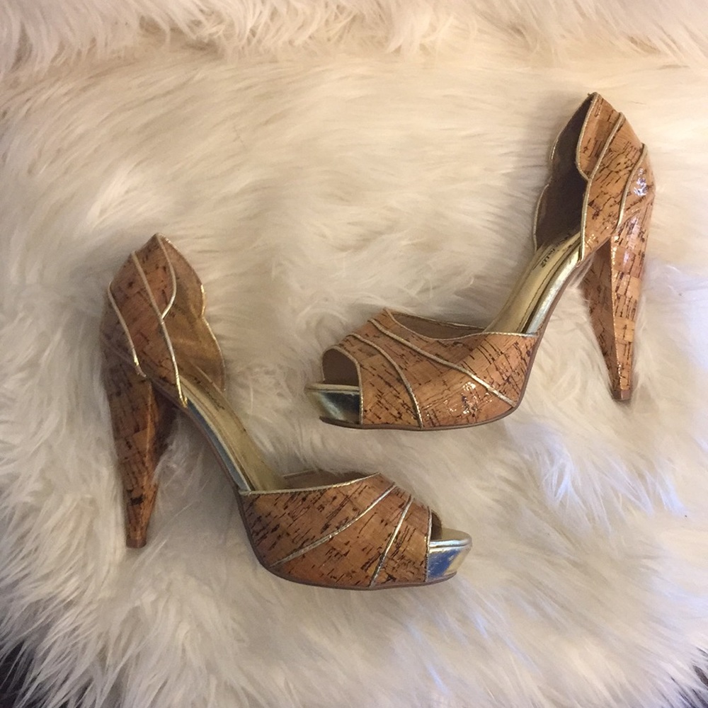 Open toe pumps, tan and gold wood look size 6